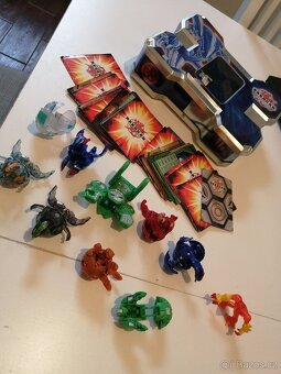 8x bakugan včetně kovové krabičky - 2