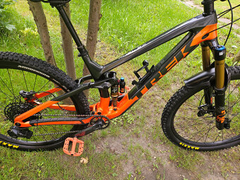 Zánovní našlapané karbonové full 29" kolo TREK, rám 17"(M) - 2