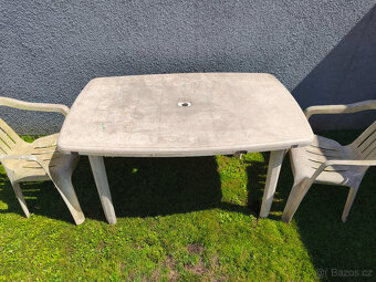 Plastový stůl s otvorem pro slunečník + 2 židle - 2