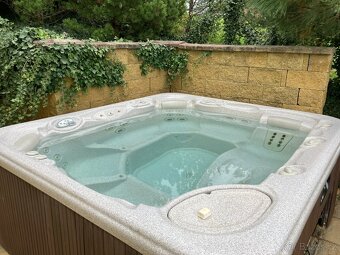 Darujeme nefunkční vířivku HotSpring za odvoz - 2