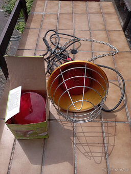 Prodám dva bazénky, infralampu, infražárovku, umělé podkladk - 2