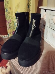 černé kotníkové boty na platformě - 2