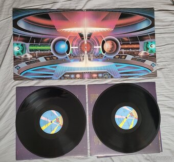 Prodám 2 LP skupiny ELO "Out Of The Blue" - 2