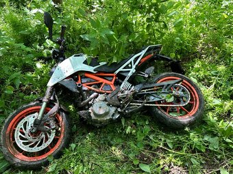 KTM Duke 390 (2018) - poškodená, vhodná na opravu / diely - 2