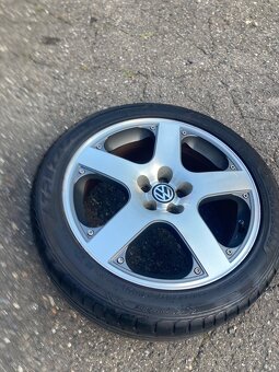 Alu kola VW Santa Fe originál r17 s novými pneu 225/45 - 2