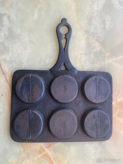 Starožitná Litinová Forma Na Malé Palačinky - 2