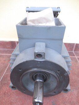 NEPOUŽITÝ patkový elektromotor s přírubou 380V.0,75kw-2870ot - 2