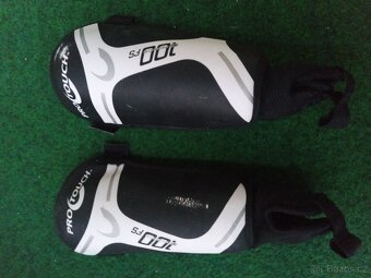 Holenní chrániče na fotbal - 2