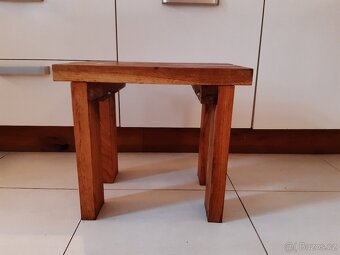 Stolička z tvrdého dřeva - 2