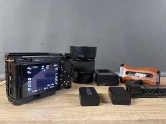 Sony ZV-E10 + Sony 50mm f/1.8 OSS + klec + 3x baterie - 2