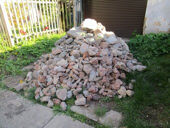 Daruji použité cihly a kamení z výkopu - 2
