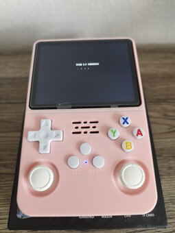Handheld konzole R36S (verze ArkOS 2.0) +15000 her - růžová - 2