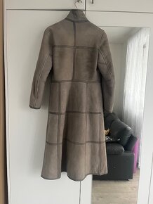 Prodám semišový, dlouhý, světle šedý kožich - 2