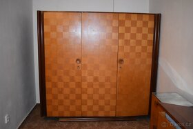 Nábytek z pozůstalosti - skříně, peřináky, postele... - 2