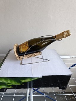 Drátěný stojánek na víno - 2