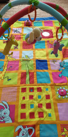 hrací deka s hrazdičkou TAF TOYS; Dětské nosítko Manduca - 2
