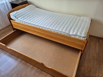 Prodám postel z masivu s roštem a matrací - 2