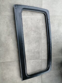 Rám předního okna Suzuki Samurai. - 2