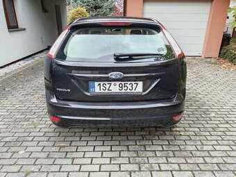 Ford Focus hatchback 1.6 (74kW), 2010, pouze 112tkm, černý - 2