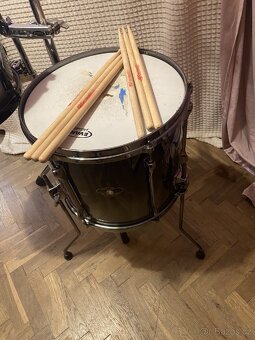 2x něco,do čeho se dá ještě slušně bušit + stojan - 2