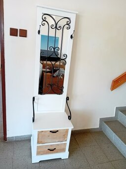 Předsíňová stěna se zrcadlem a botníkem. - 2