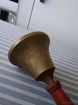 Starý historický mosazný zvoneček. - 2