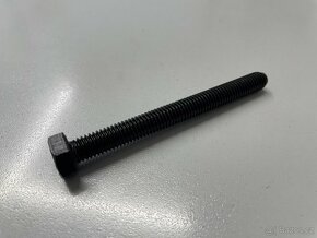 Šrouby černé M8 x 80 820kusů - 2