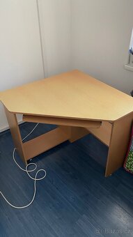 DOVOZ MOŽNÝ rohový stůl se židlí. - 2
