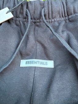 Essentials kratasy - 2