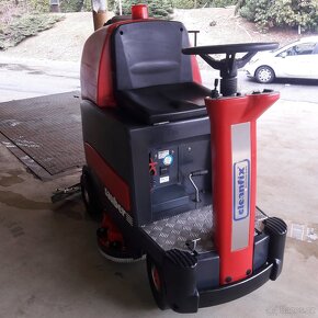 Podlahový mycí stroj Cleanfix Sauber RA 900 se sed.obsluhou - 2