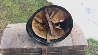 VOJENSKÝ KUFR + HELMA - 2