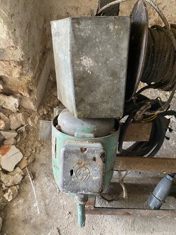 Stavební vrátek, kočka - 2