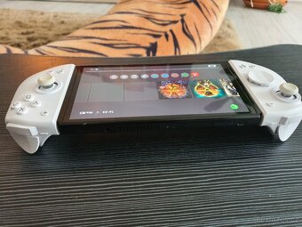 nintendo switch oled + Mobapad M6 HD Joycons + 4 hry - 2
