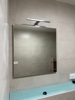 Koupelnová sestava s umyvadlem zrcadlem a osvětlením VitrA M - 2