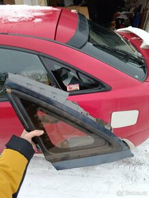 vyřezaná okna z karoserie Mazda 323F BA - 2