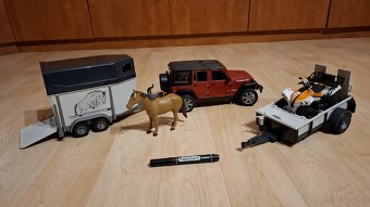 Bruder set wrangler jeep, přívěsy a koně a čtyřkolku - 2