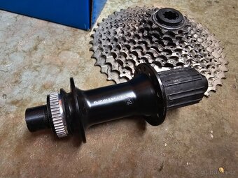 Prodám zadní náboj SHIMANO FH-MT400-B, 32H, CENTER LOCK, 12 - 2