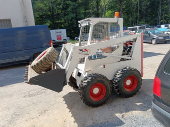 BOBCAT 825 smykový nakladač - 2