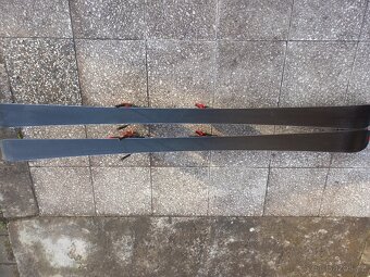 Použité carvingové lyže Atomic - 2