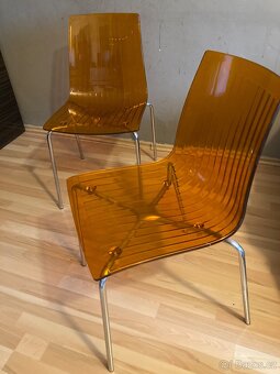 Dvě židle oranzove - 2