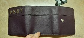 original kozena fialova penezenka DKNY - nova s visackou - 2