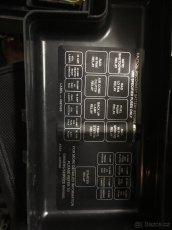 Chrysler Voyager II  3,3 i - pojistkova skříňka - 2