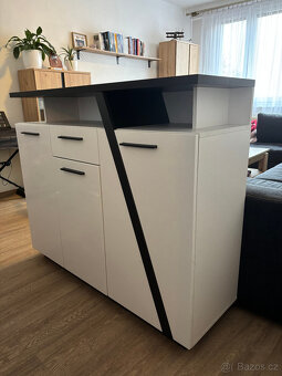 Skříňka bílo-černá (130x110x42cm) - 2