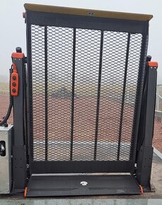 Hydraulická plošina Dhollandia DHPH2 pro vozíčkáře - 2