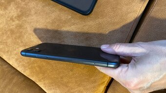 iPhone 11 64GB černý, top stav - 2