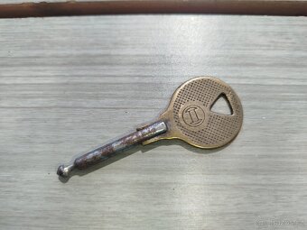 Originál Bosch klíček pravý bošák do spínačky - 2
