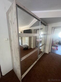 Velká šatní skříň - 2