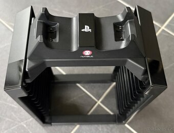 Stojan na hry + nabíjecí stanice PS4 (2v1), značka Numskull - 2