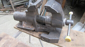 RETRO - kovany  svěrák--50kg - 2