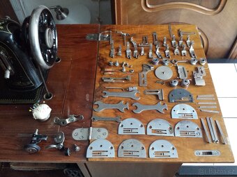 Starožitný skříňový šicí stroj BOBBIN s příslušenstvím - 2